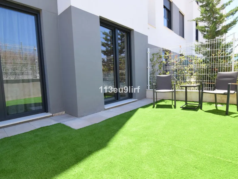 Situated in Las Mesas, just outside the center of Estepona, this spacious luxury apartment offers peace and tranquility but is still close to the beach, port and city center. It consists of a large living/dining room, a fully equipped kitchen with adjacen