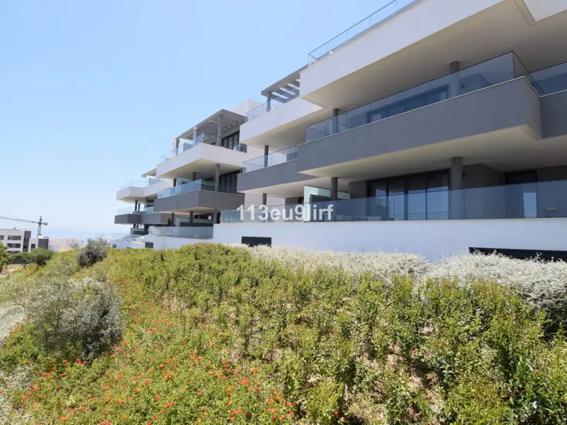 Situated in Las Mesas, just outside the center of Estepona, this spacious luxury apartment offers peace and tranquility but is still close to the beach, port and city center. It consists of a large living/dining room, a fully equipped kitchen with adjacen