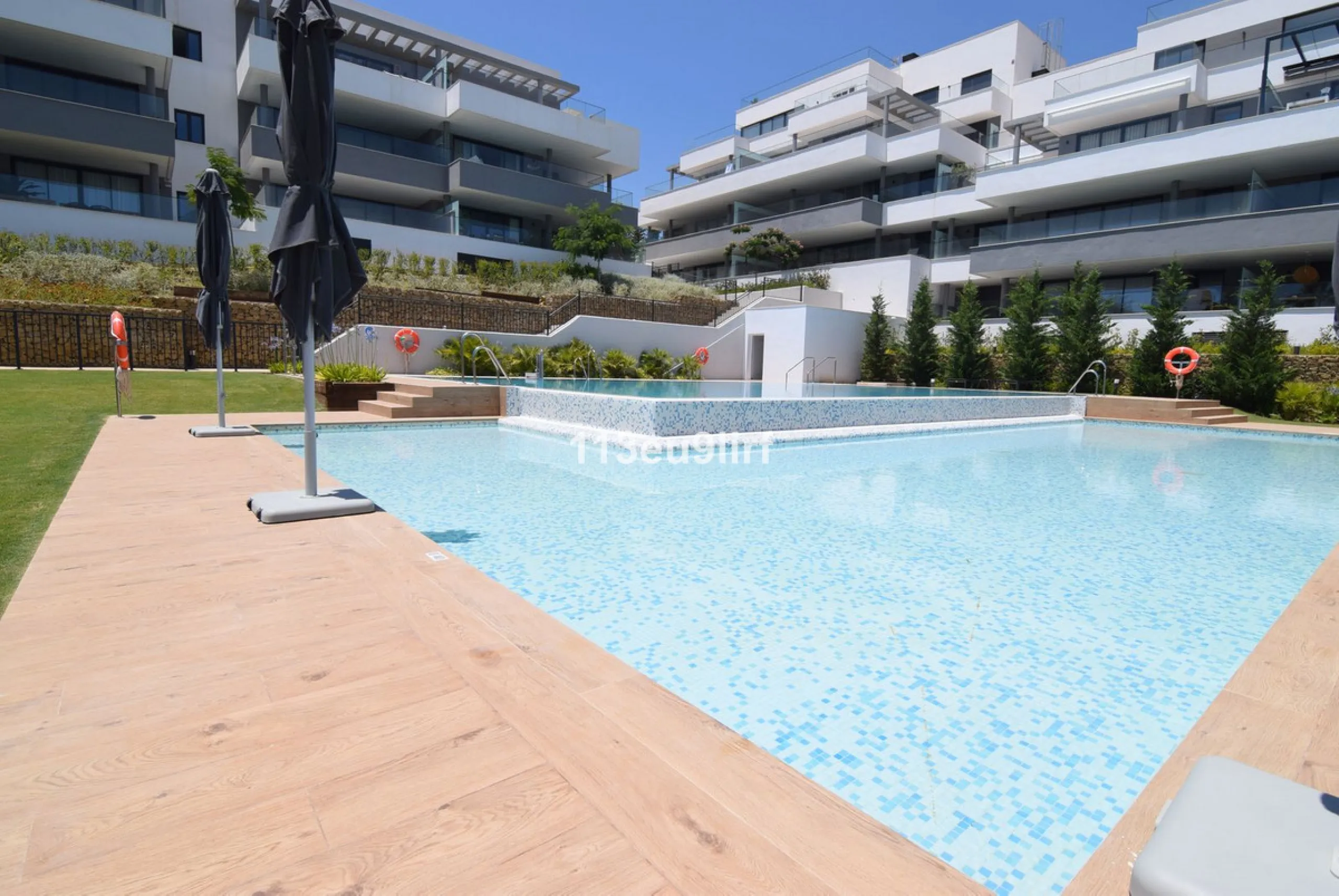 Situated in Las Mesas, just outside the center of Estepona, this spacious luxury apartment offers peace and tranquility but is still close to the beach, port and city center. It consists of a large living/dining room, a fully equipped kitchen with adjacen
