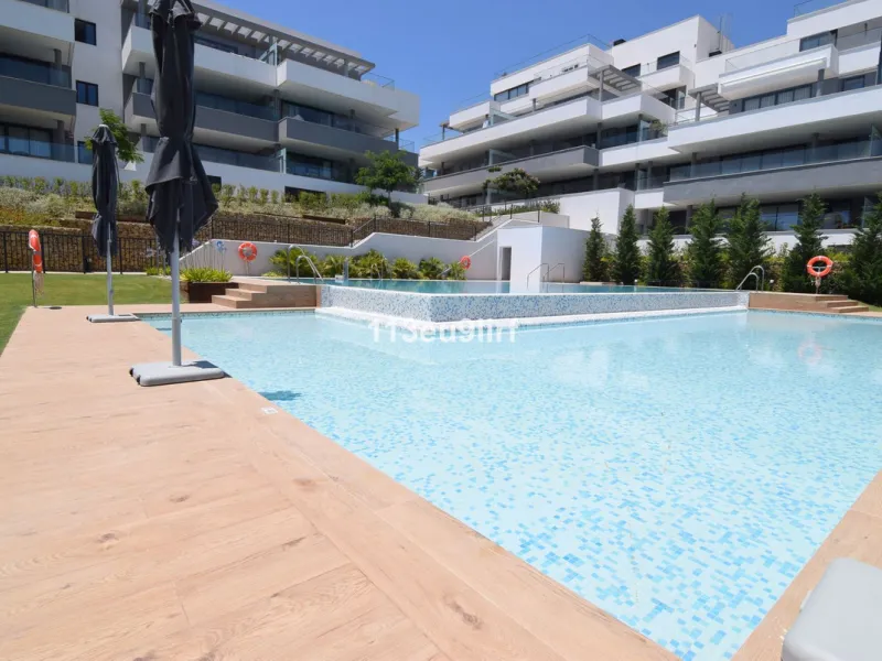 Situated in Las Mesas, just outside the center of Estepona, this spacious luxury apartment offers peace and tranquility but is still close to the beach, port and city center. It consists of a large living/dining room, a fully equipped kitchen with adjacen