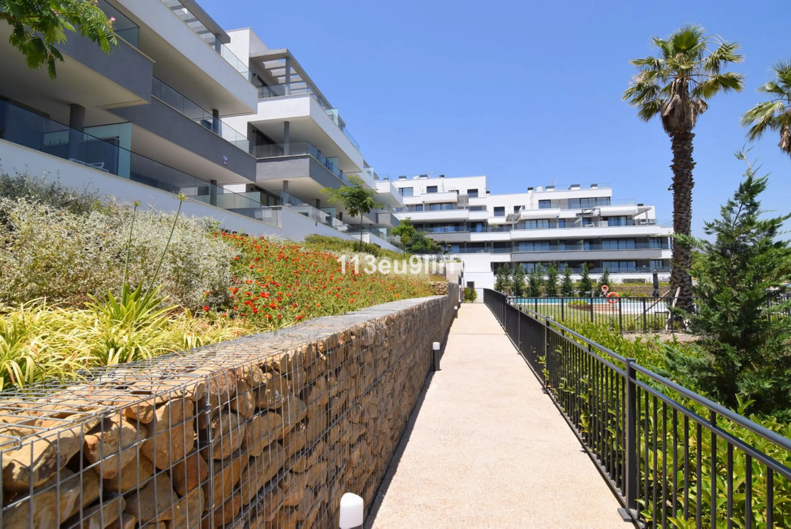 Situated in Las Mesas, just outside the center of Estepona, this spacious luxury apartment offers peace and tranquility but is still close to the beach, port and city center. It consists of a large living/dining room, a fully equipped kitchen with adjacen