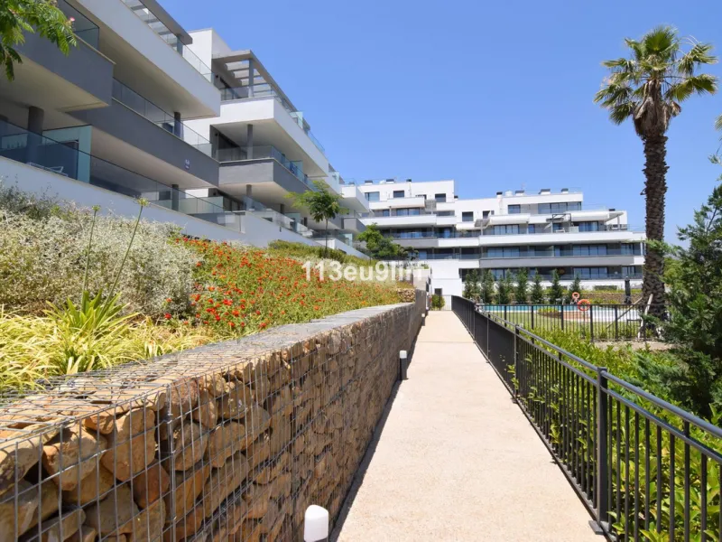 Situated in Las Mesas, just outside the center of Estepona, this spacious luxury apartment offers peace and tranquility but is still close to the beach, port and city center. It consists of a large living/dining room, a fully equipped kitchen with adjacen