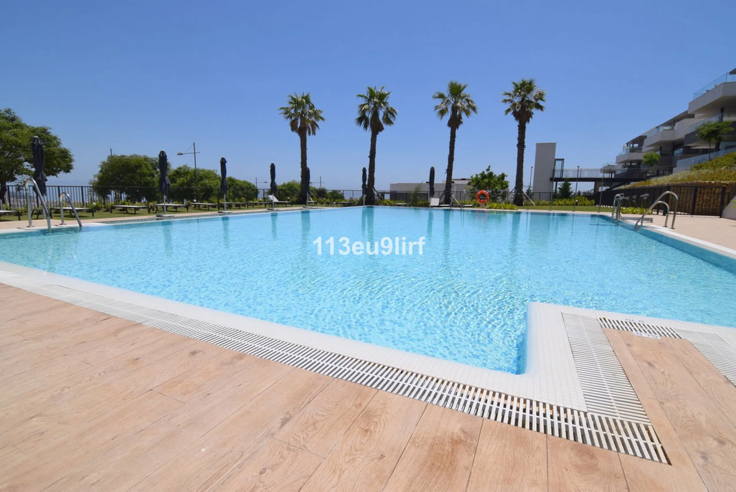 Situated in Las Mesas, just outside the center of Estepona, this spacious luxury apartment offers peace and tranquility but is still close to the beach, port and city center. It consists of a large living/dining room, a fully equipped kitchen with adjacen