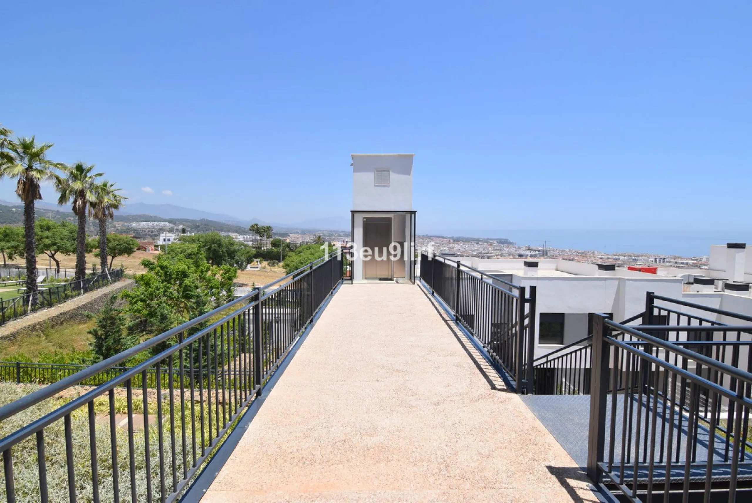 Situated in Las Mesas, just outside the center of Estepona, this spacious luxury apartment offers peace and tranquility but is still close to the beach, port and city center. It consists of a large living/dining room, a fully equipped kitchen with adjacen