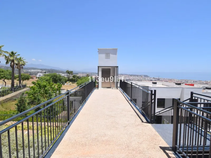 Situated in Las Mesas, just outside the center of Estepona, this spacious luxury apartment offers peace and tranquility but is still close to the beach, port and city center. It consists of a large living/dining room, a fully equipped kitchen with adjacen