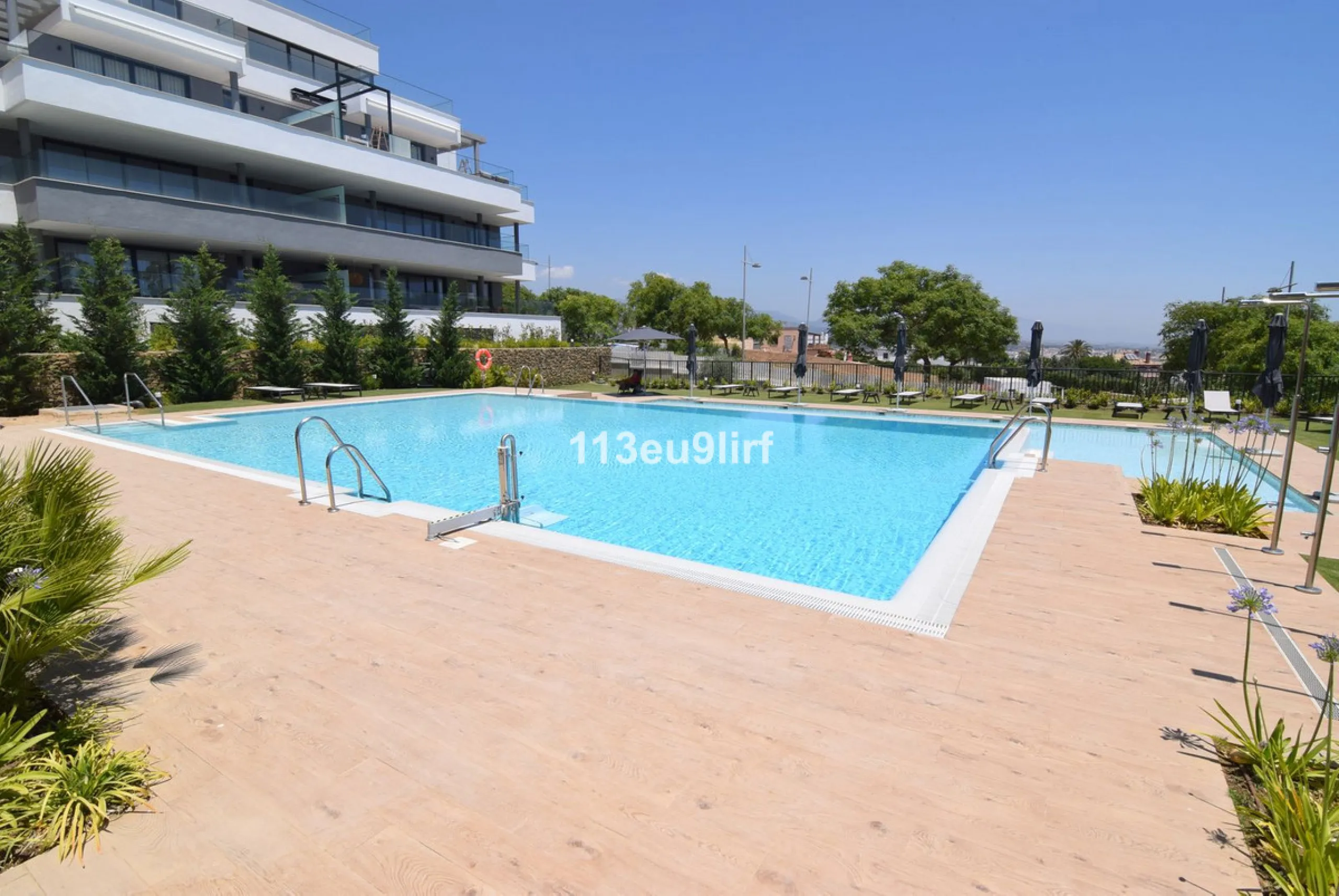 Situated in Las Mesas, just outside the center of Estepona, this spacious luxury apartment offers peace and tranquility but is still close to the beach, port and city center. It consists of a large living/dining room, a fully equipped kitchen with adjacen