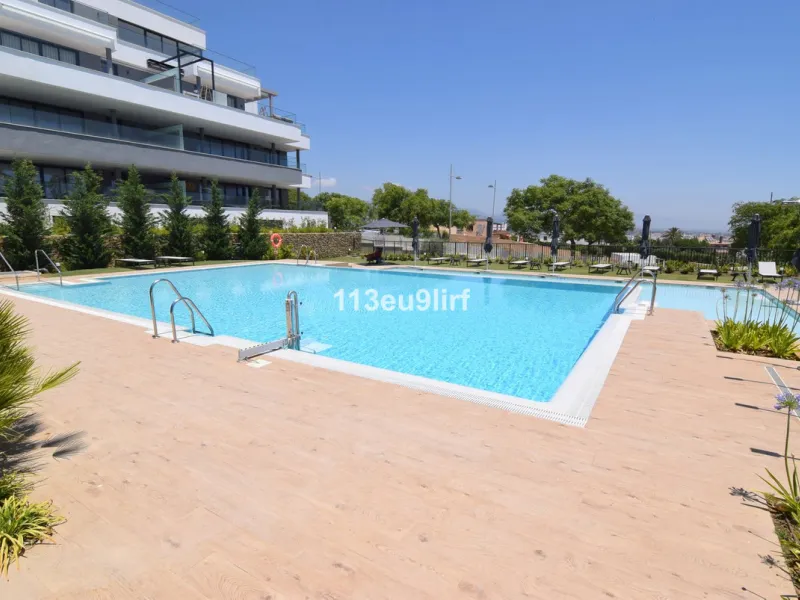 Situated in Las Mesas, just outside the center of Estepona, this spacious luxury apartment offers peace and tranquility but is still close to the beach, port and city center. It consists of a large living/dining room, a fully equipped kitchen with adjacen