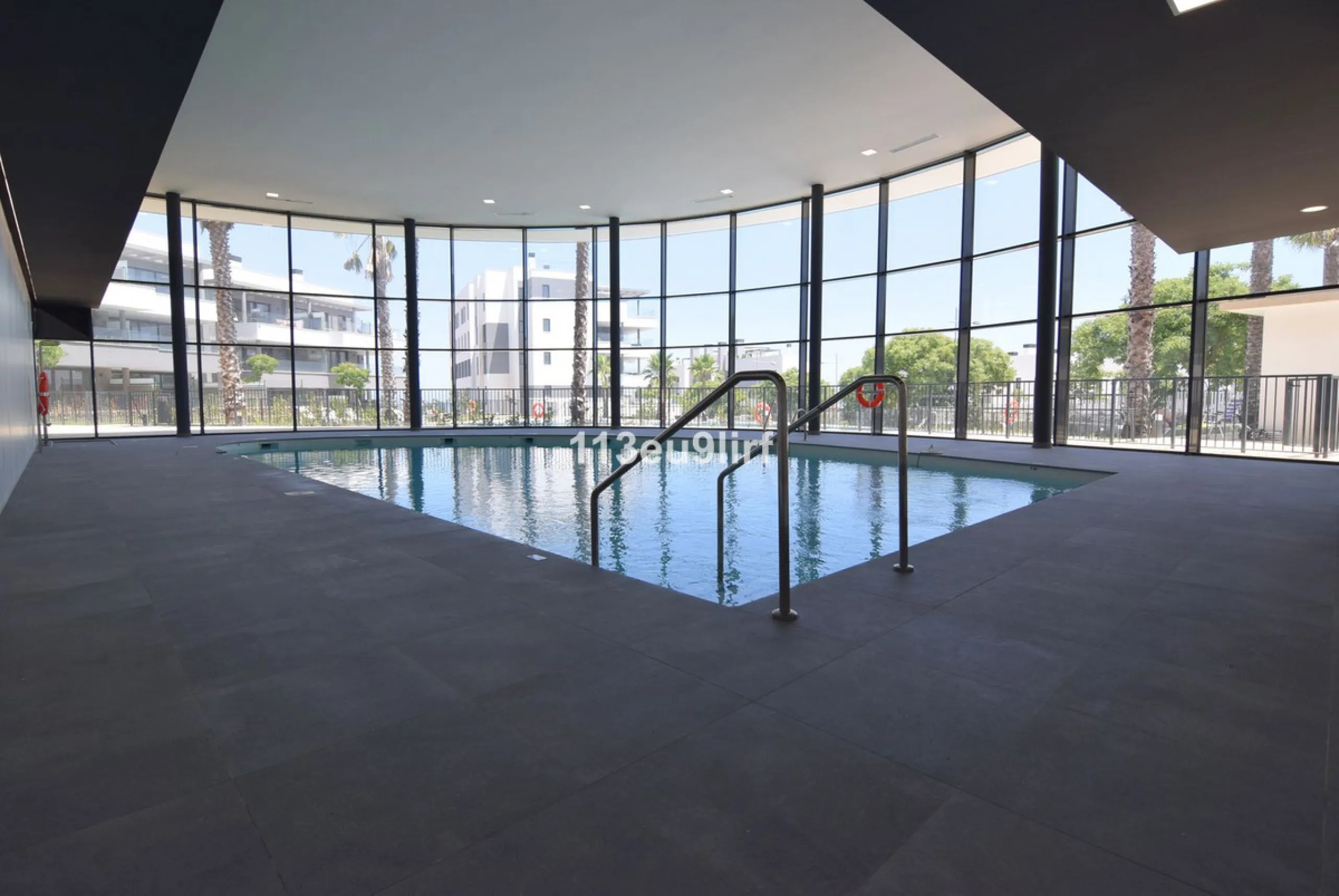 Situated in Las Mesas, just outside the center of Estepona, this spacious luxury apartment offers peace and tranquility but is still close to the beach, port and city center. It consists of a large living/dining room, a fully equipped kitchen with adjacen
