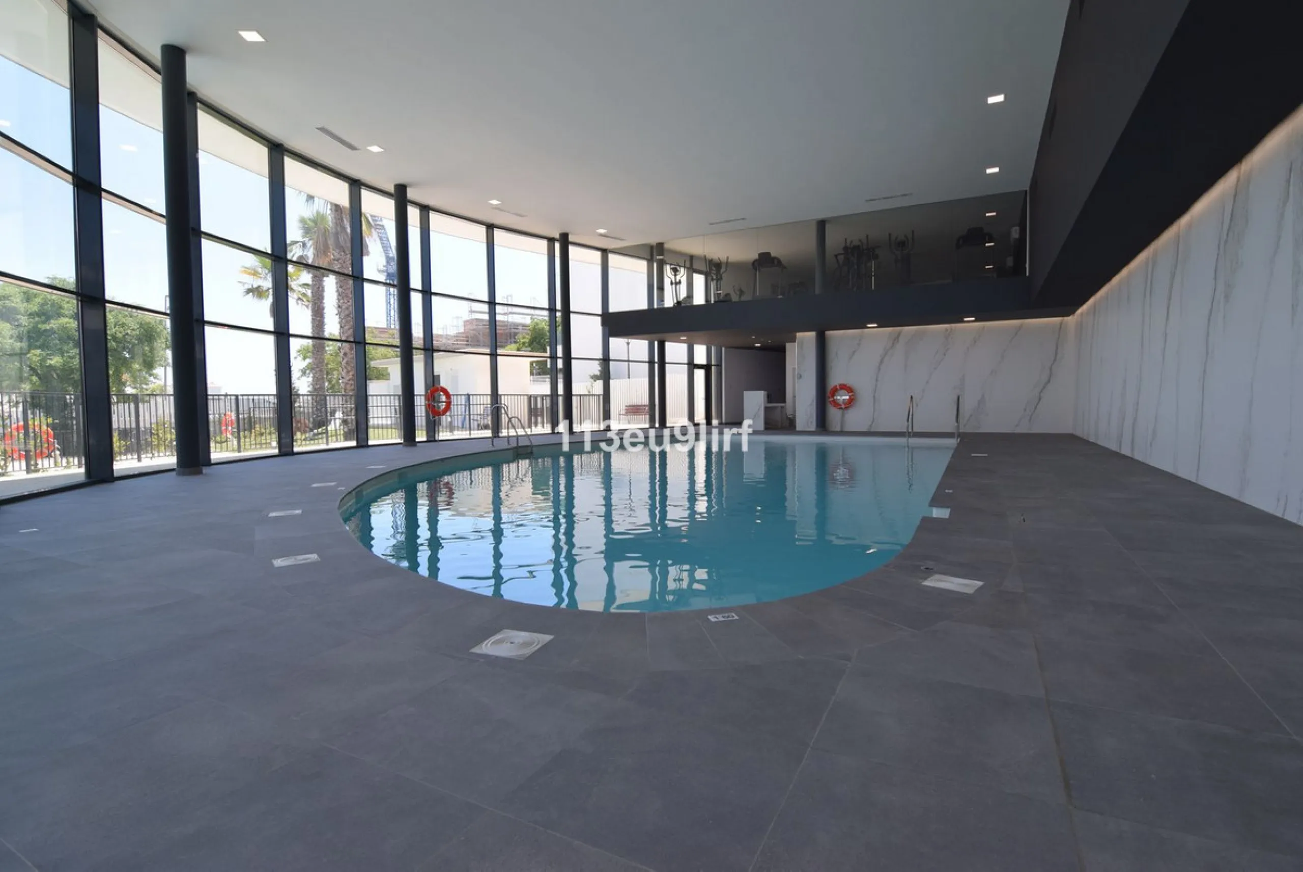 Situated in Las Mesas, just outside the center of Estepona, this spacious luxury apartment offers peace and tranquility but is still close to the beach, port and city center. It consists of a large living/dining room, a fully equipped kitchen with adjacen