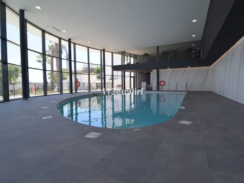 Situated in Las Mesas, just outside the center of Estepona, this spacious luxury apartment offers peace and tranquility but is still close to the beach, port and city center. It consists of a large living/dining room, a fully equipped kitchen with adjacen