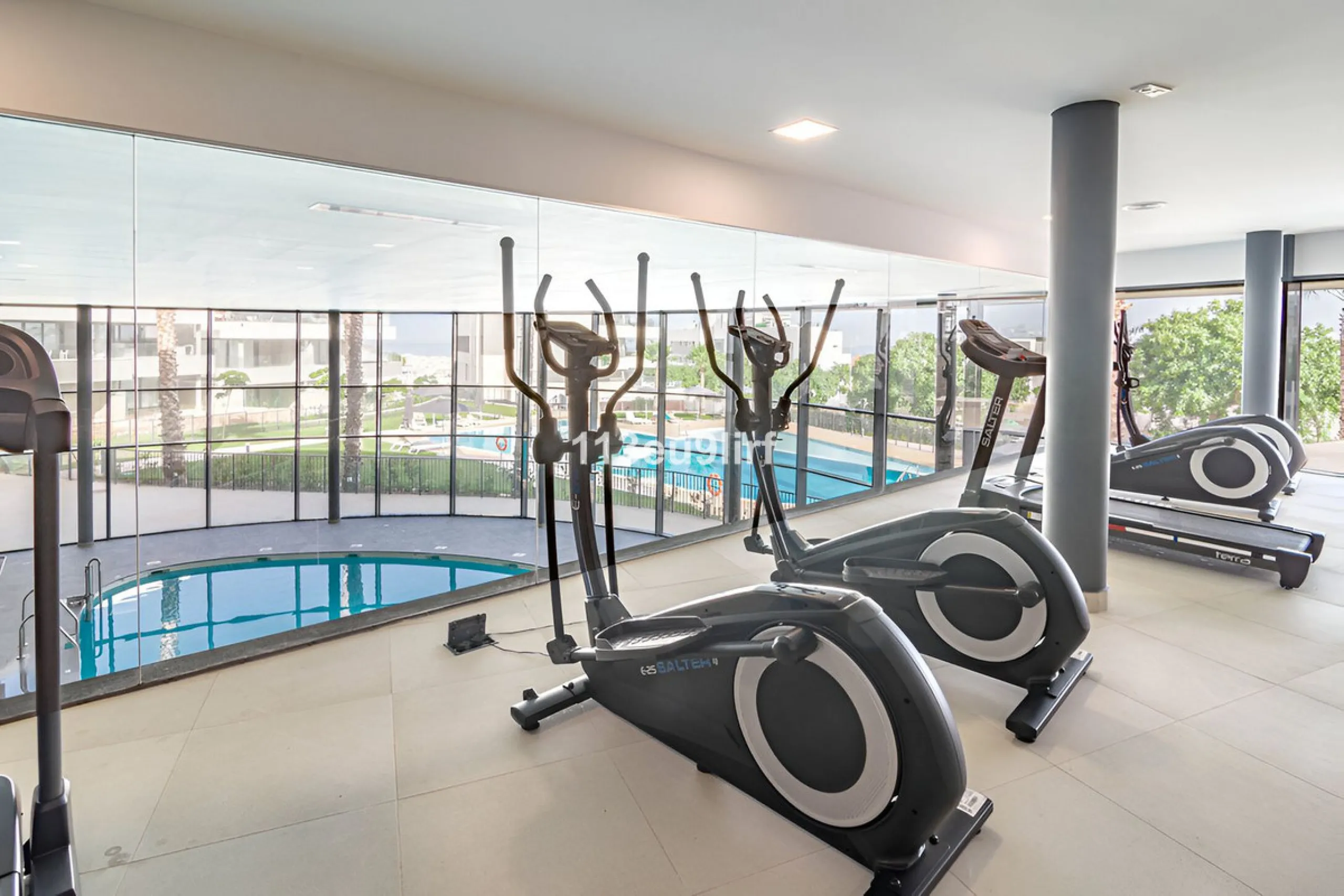 Situated in Las Mesas, just outside the center of Estepona, this spacious luxury apartment offers peace and tranquility but is still close to the beach, port and city center. It consists of a large living/dining room, a fully equipped kitchen with adjacen