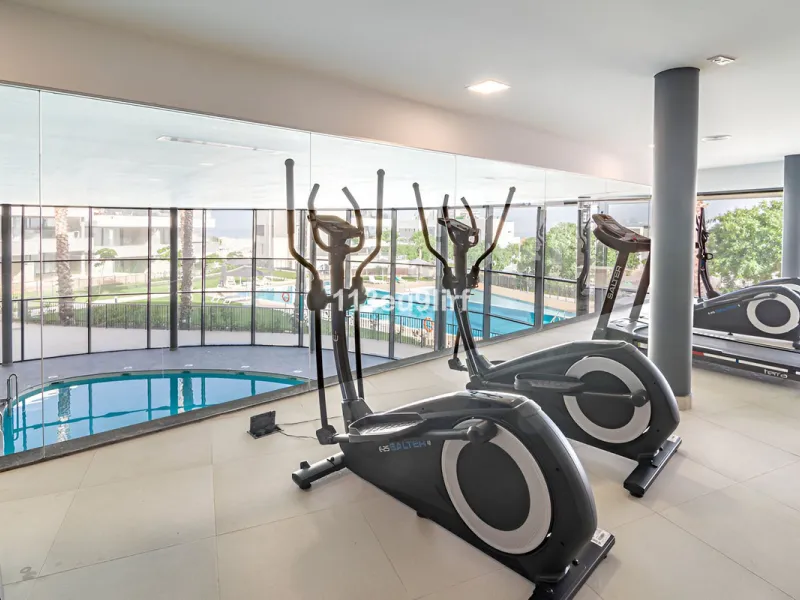 Situated in Las Mesas, just outside the center of Estepona, this spacious luxury apartment offers peace and tranquility but is still close to the beach, port and city center. It consists of a large living/dining room, a fully equipped kitchen with adjacen