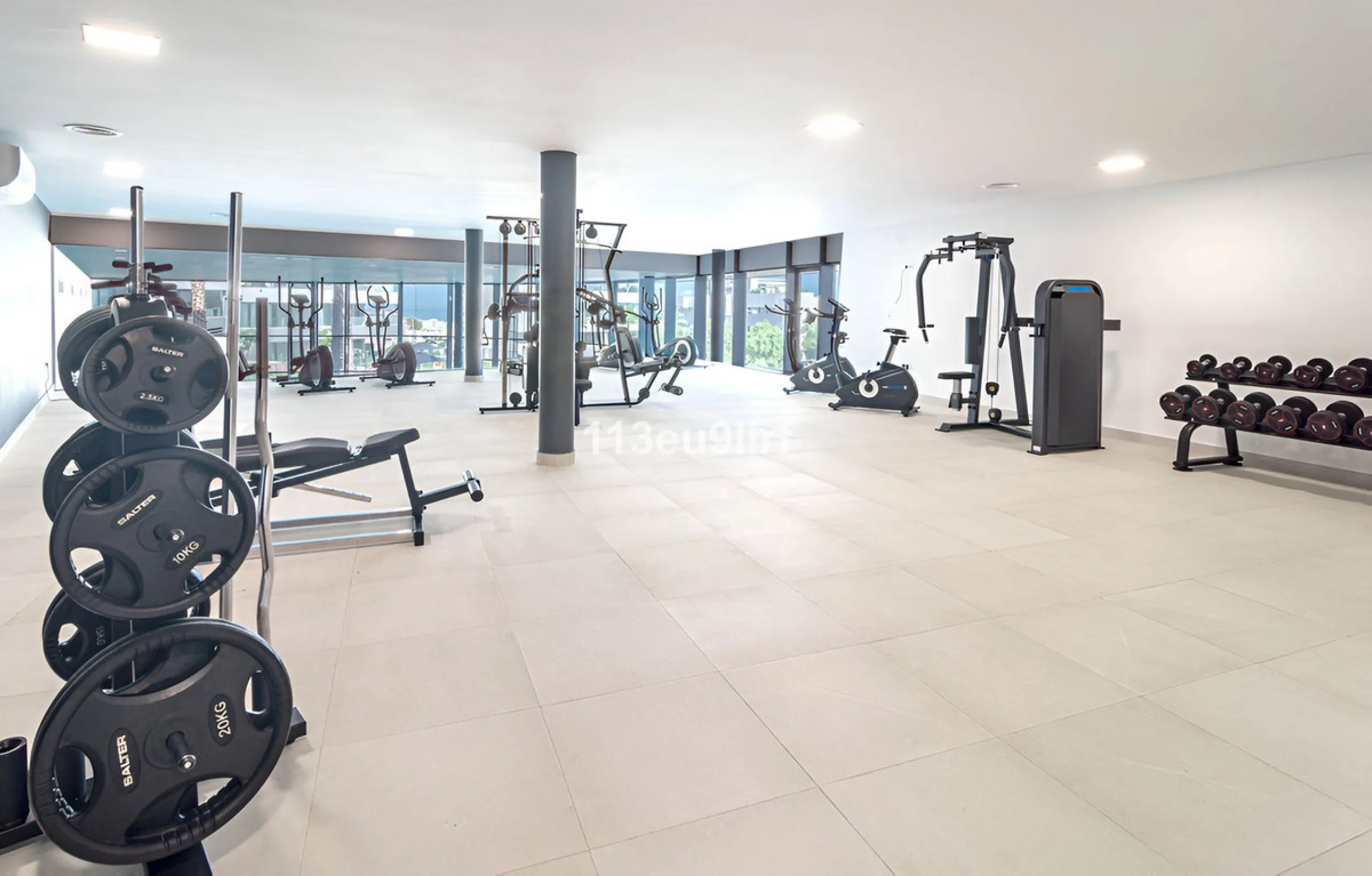 Situated in Las Mesas, just outside the center of Estepona, this spacious luxury apartment offers peace and tranquility but is still close to the beach, port and city center. It consists of a large living/dining room, a fully equipped kitchen with adjacen