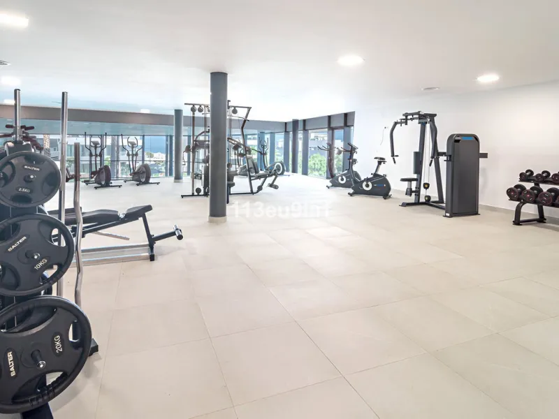 Situated in Las Mesas, just outside the center of Estepona, this spacious luxury apartment offers peace and tranquility but is still close to the beach, port and city center. It consists of a large living/dining room, a fully equipped kitchen with adjacen