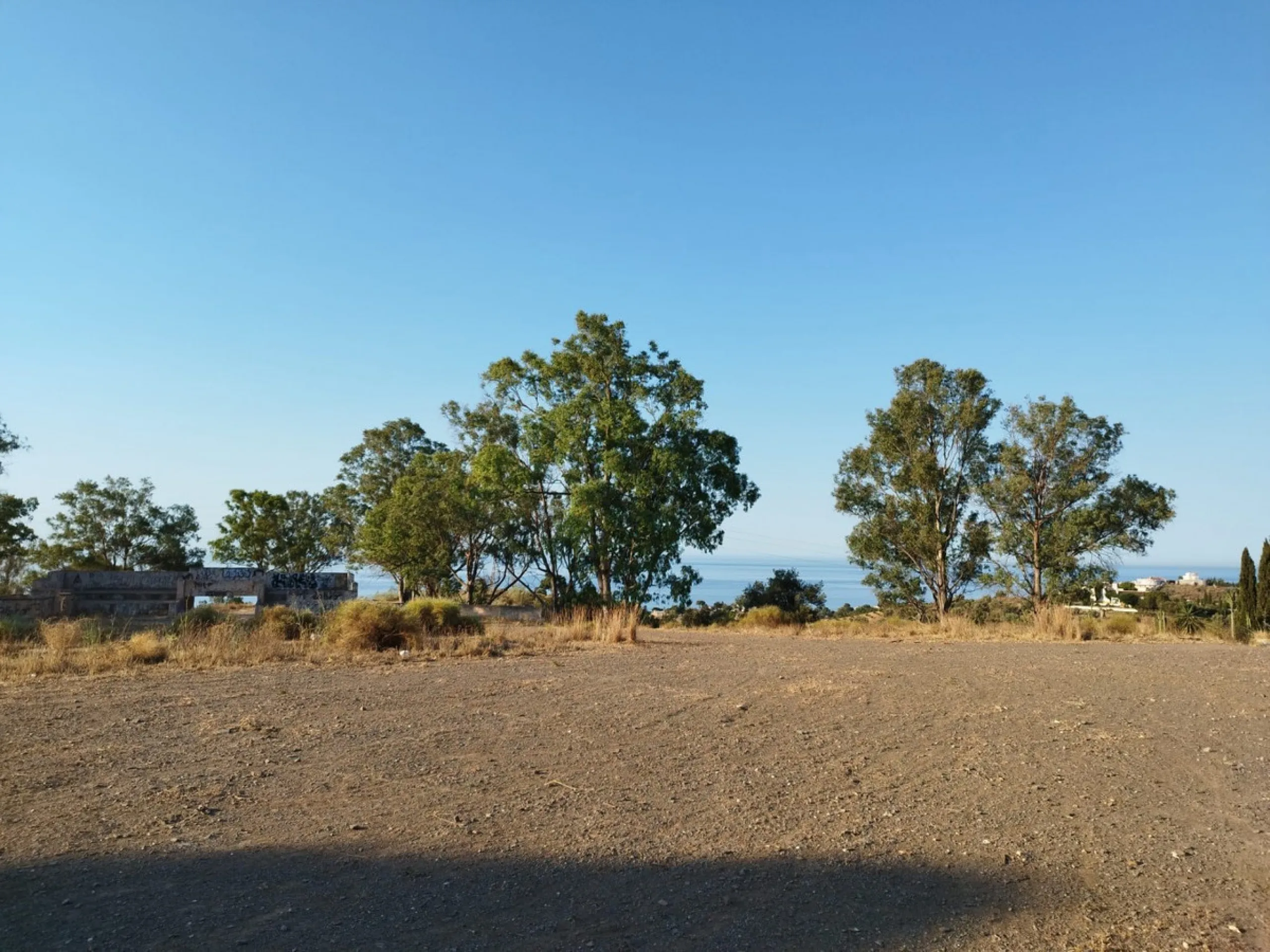 Located in one of the best positioned areas with the best views in the prestigious municipality of Benajarafe, we are pleased to present this magnificent investment. This is a plot of 95.509 m2, which has a buildable area of 21.873m2, with a construction 