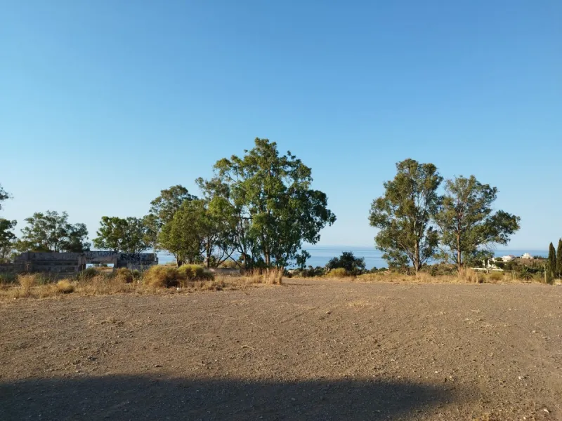 Located in one of the best positioned areas with the best views in the prestigious municipality of Benajarafe, we are pleased to present this magnificent investment. This is a plot of 95.509 m2, which has a buildable area of 21.873m2, with a construction 
