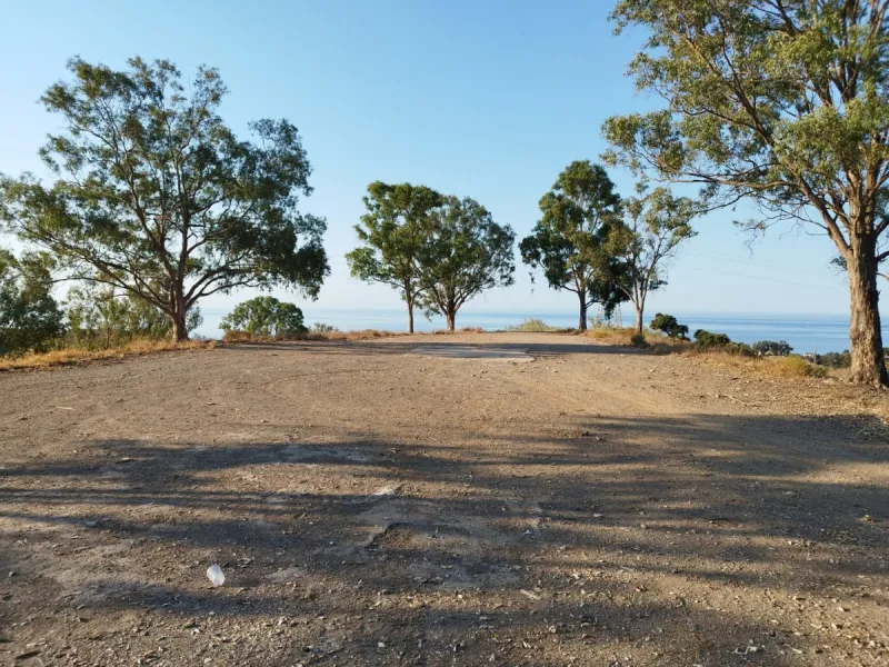 Located in one of the best positioned areas with the best views in the prestigious municipality of Benajarafe, we are pleased to present this magnificent investment. This is a plot of 95.509 m2, which has a buildable area of 21.873m2, with a construction 