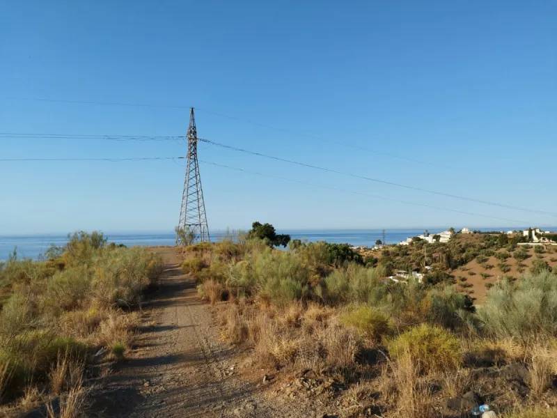 Located in one of the best positioned areas with the best views in the prestigious municipality of Benajarafe, we are pleased to present this magnificent investment. This is a plot of 95.509 m2, which has a buildable area of 21.873m2, with a construction 