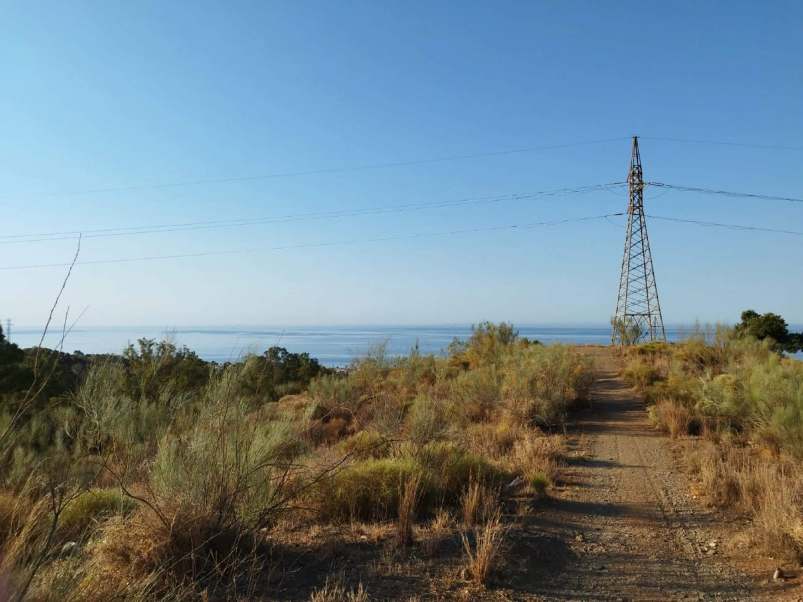 Located in one of the best positioned areas with the best views in the prestigious municipality of Benajarafe, we are pleased to present this magnificent investment. This is a plot of 95.509 m2, which has a buildable area of 21.873m2, with a construction 