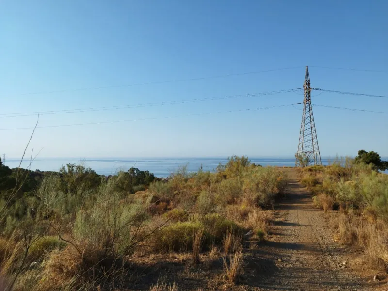 Located in one of the best positioned areas with the best views in the prestigious municipality of Benajarafe, we are pleased to present this magnificent investment. This is a plot of 95.509 m2, which has a buildable area of 21.873m2, with a construction 