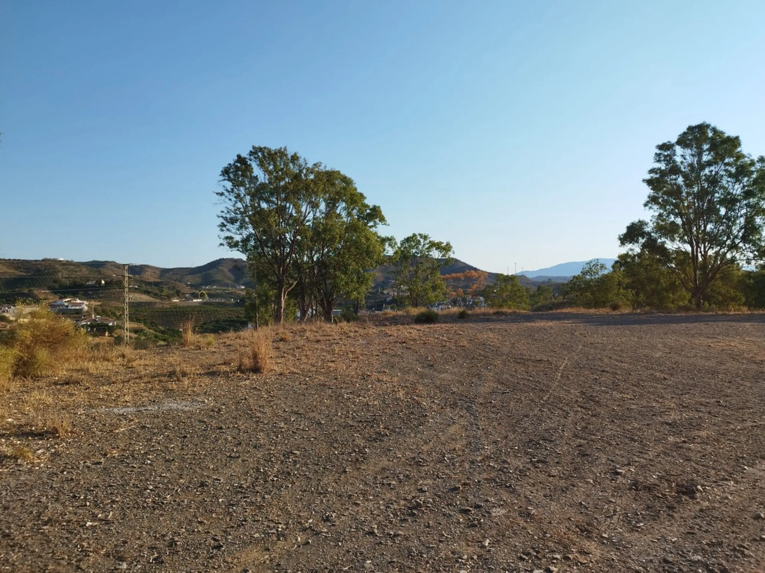 Located in one of the best positioned areas with the best views in the prestigious municipality of Benajarafe, we are pleased to present this magnificent investment. This is a plot of 95.509 m2, which has a buildable area of 21.873m2, with a construction 