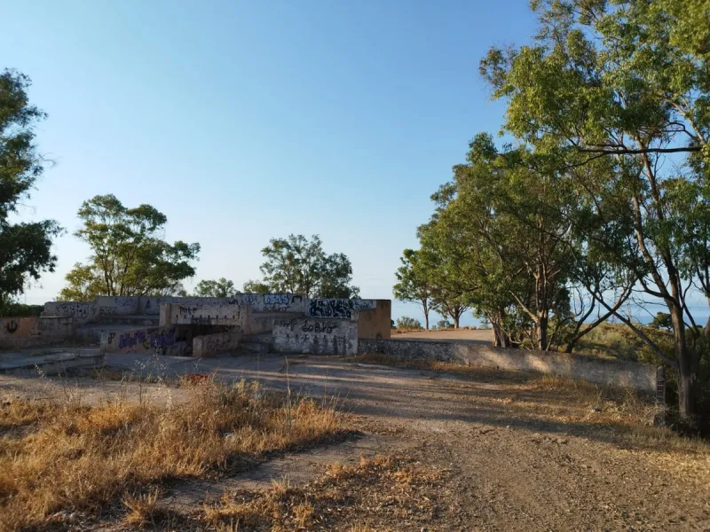 Located in one of the best positioned areas with the best views in the prestigious municipality of Benajarafe, we are pleased to present this magnificent investment. This is a plot of 95.509 m2, which has a buildable area of 21.873m2, with a construction 