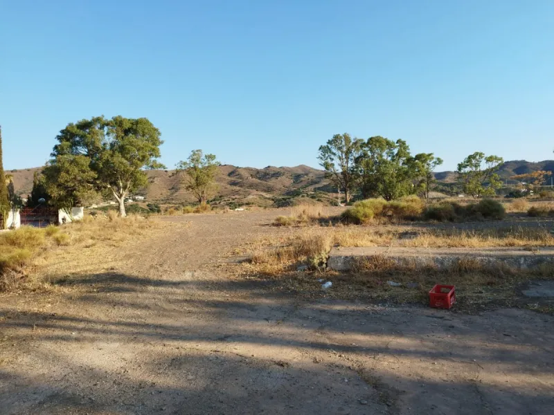 Located in one of the best positioned areas with the best views in the prestigious municipality of Benajarafe, we are pleased to present this magnificent investment. This is a plot of 95.509 m2, which has a buildable area of 21.873m2, with a construction 