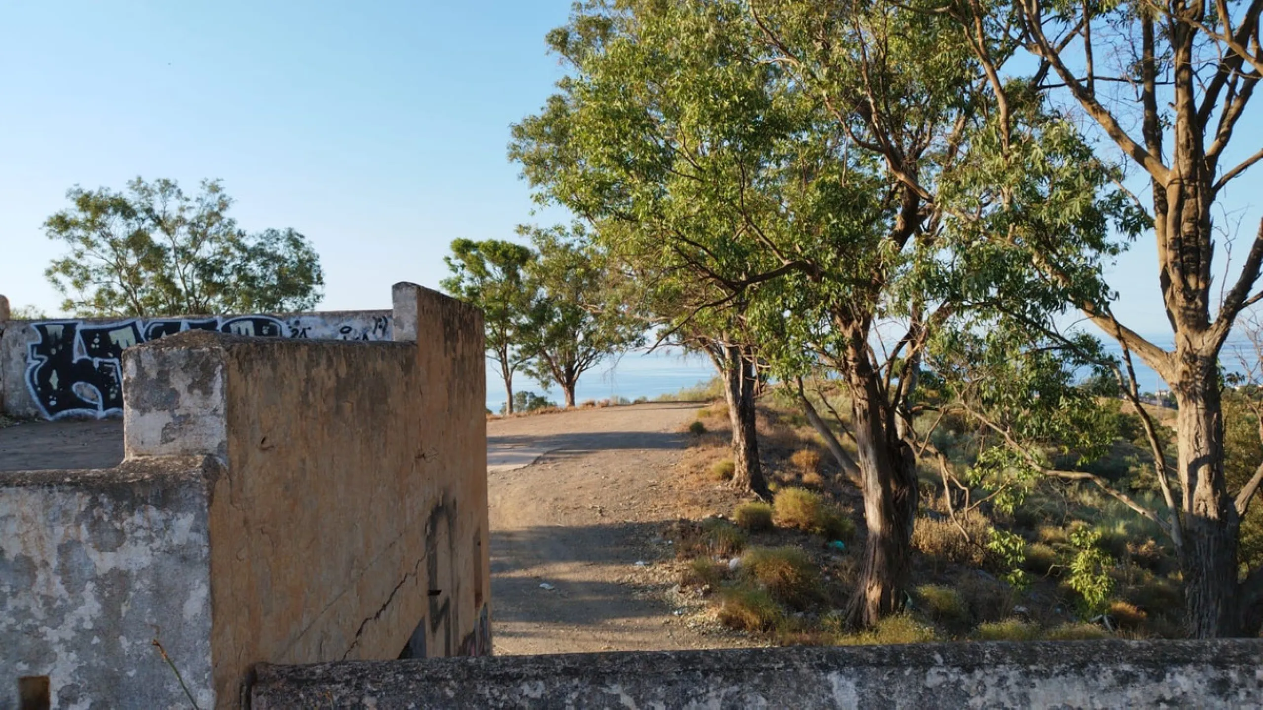 Located in one of the best positioned areas with the best views in the prestigious municipality of Benajarafe, we are pleased to present this magnificent investment. This is a plot of 95.509 m2, which has a buildable area of 21.873m2, with a construction 