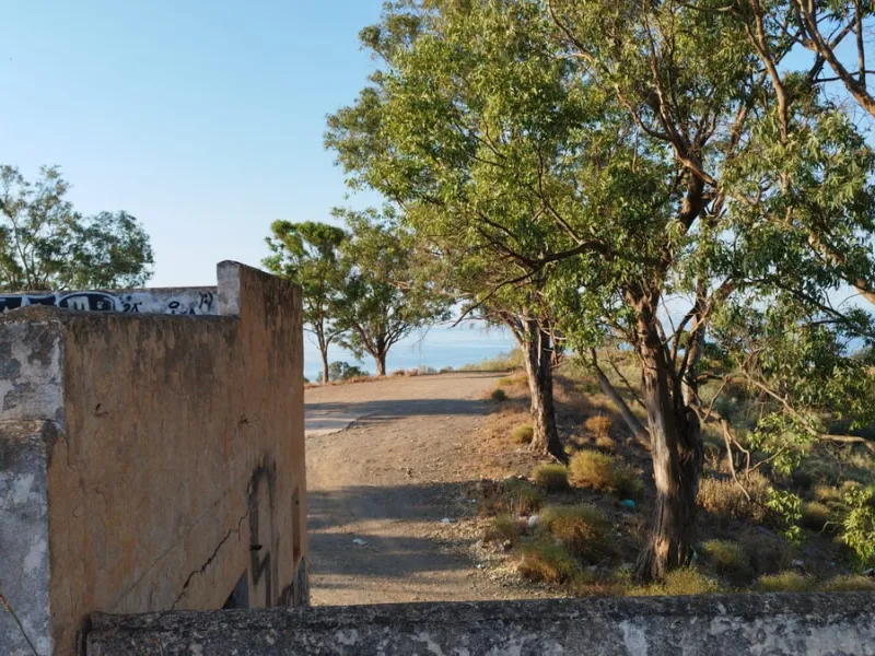 Located in one of the best positioned areas with the best views in the prestigious municipality of Benajarafe, we are pleased to present this magnificent investment. This is a plot of 95.509 m2, which has a buildable area of 21.873m2, with a construction 