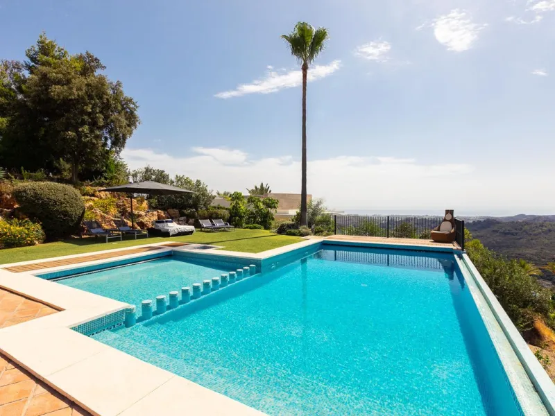 House - Detached Villa в продаже в Benahavís, Málaga. В доме 5 спален и 5 ванных комнат. Площадь дома 418 м². Площадь участка 3078 м²