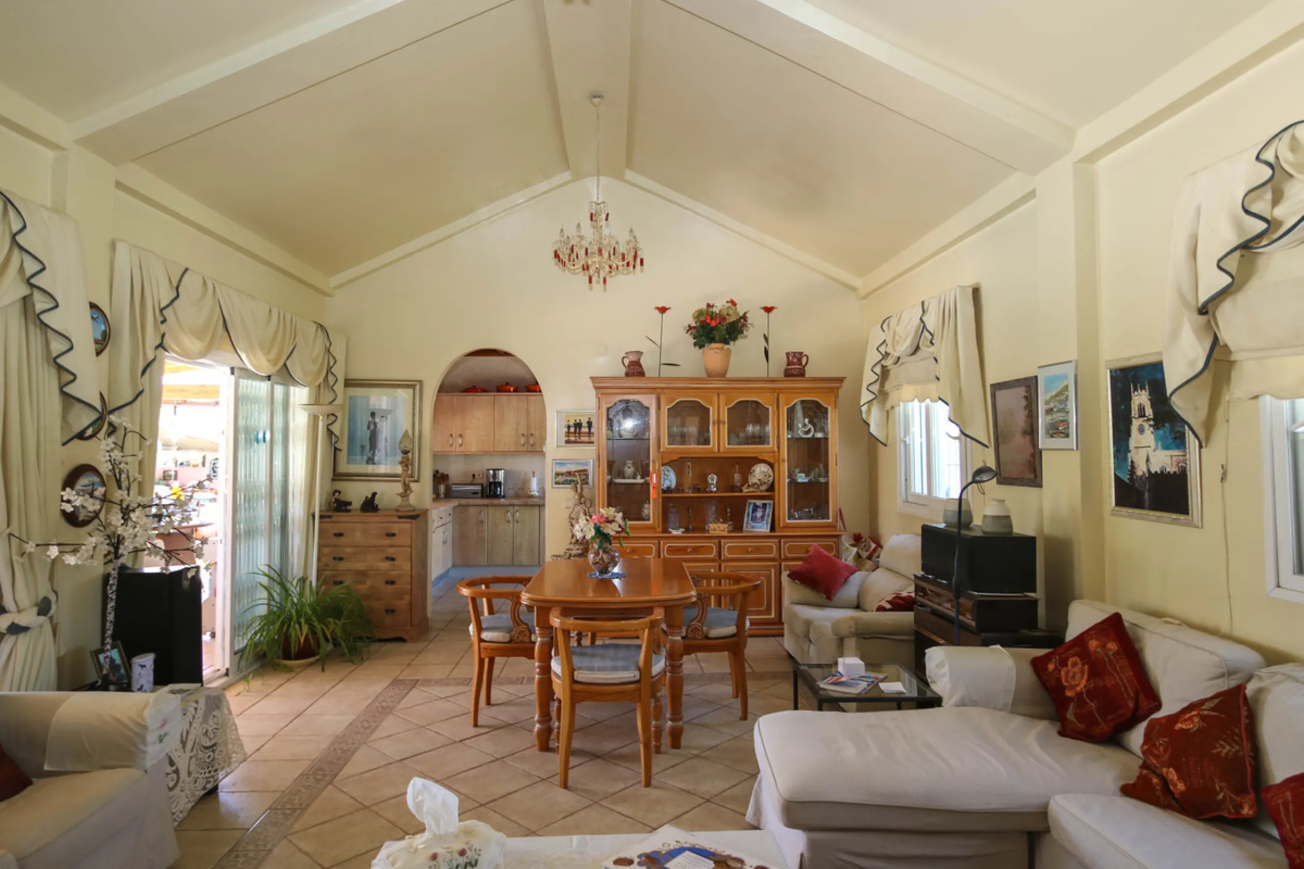 Geräumige Villa mit separatem Gästeappartement in ruhiger Lage