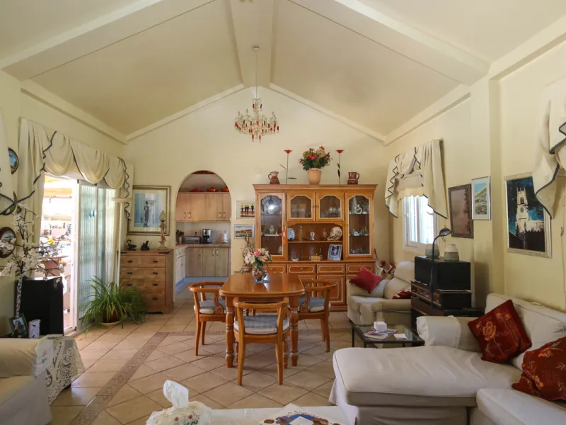 Geräumige Villa mit separatem Gästeappartement in ruhiger Lage