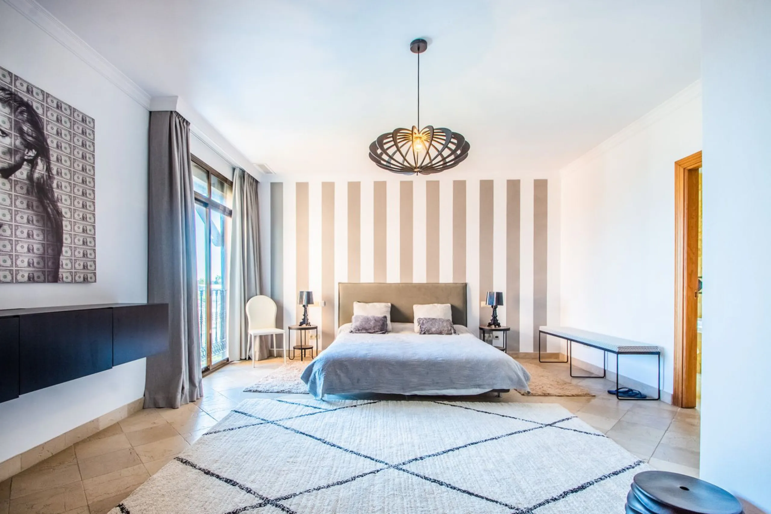 A stunning penthouse apartment which has been dramatically reduced in price and situated on the beachfront near to Estepona.
