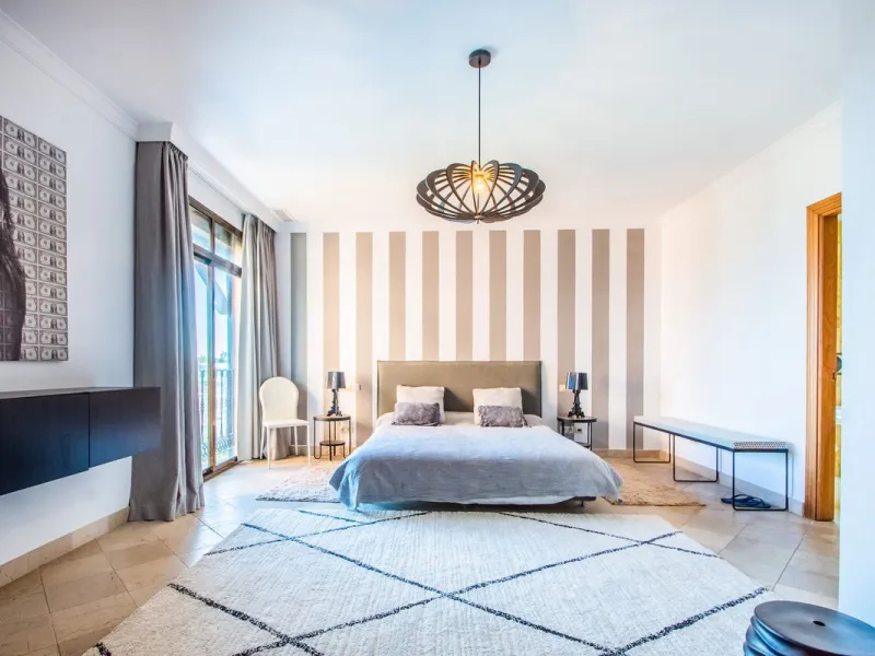 A stunning penthouse apartment which has been dramatically reduced in price and situated on the beachfront near to Estepona.