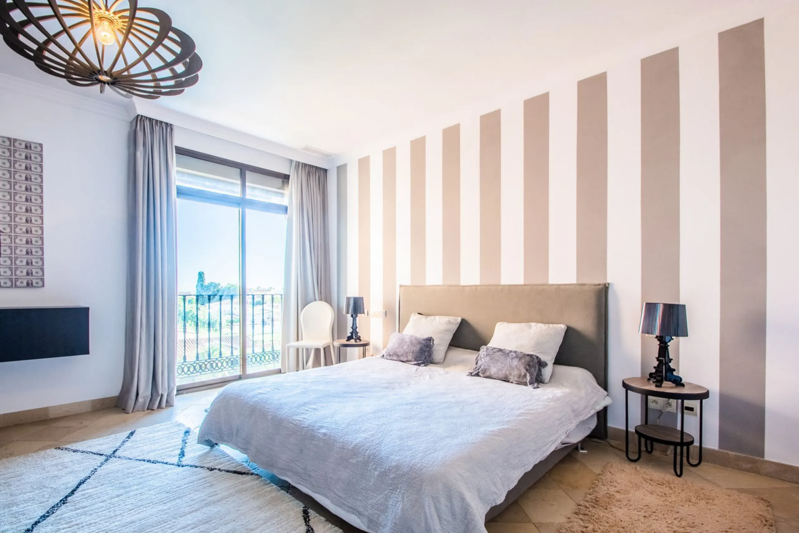A stunning penthouse apartment which has been dramatically reduced in price and situated on the beachfront near to Estepona.