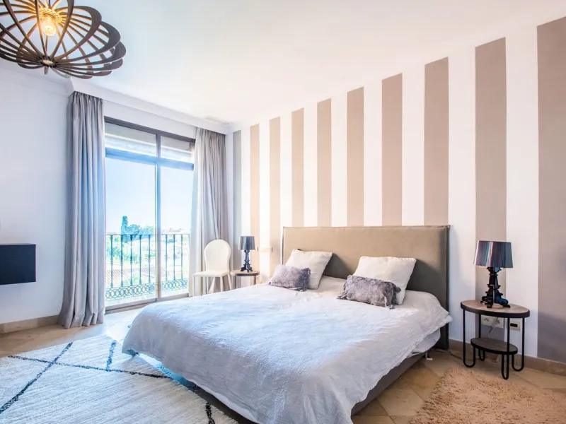 A stunning penthouse apartment which has been dramatically reduced in price and situated on the beachfront near to Estepona.