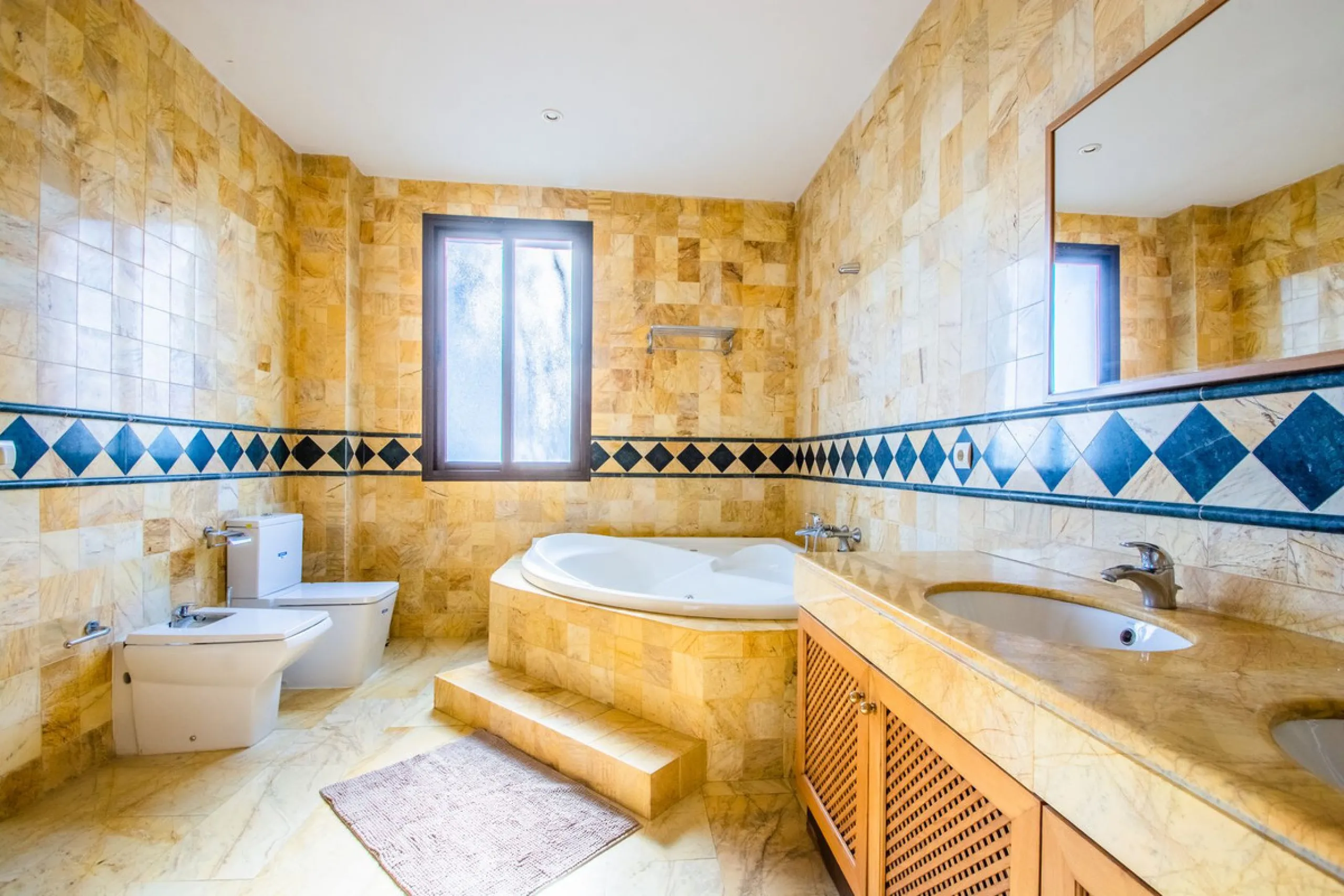 A stunning penthouse apartment which has been dramatically reduced in price and situated on the beachfront near to Estepona.