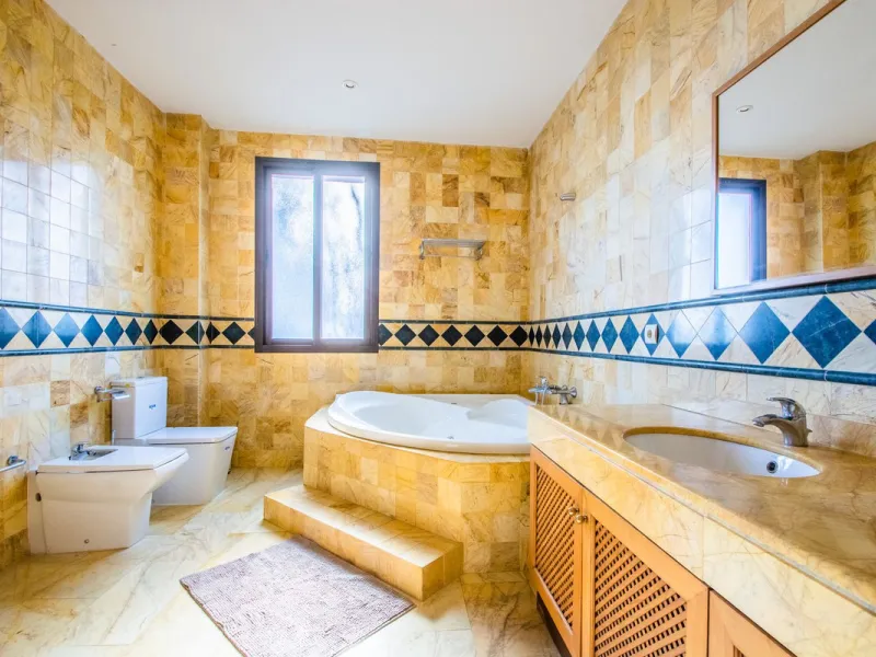 A stunning penthouse apartment which has been dramatically reduced in price and situated on the beachfront near to Estepona.
