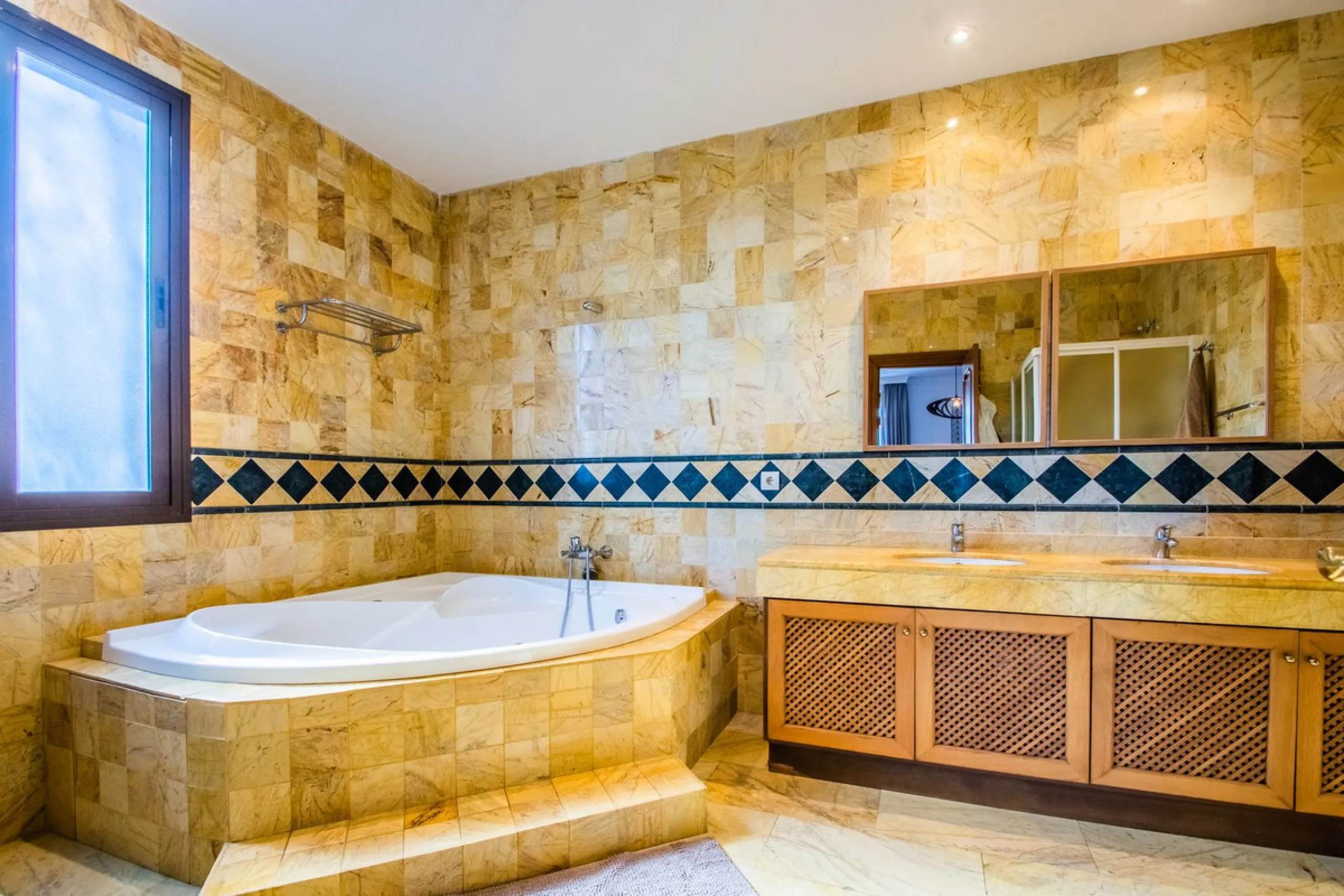 A stunning penthouse apartment which has been dramatically reduced in price and situated on the beachfront near to Estepona.