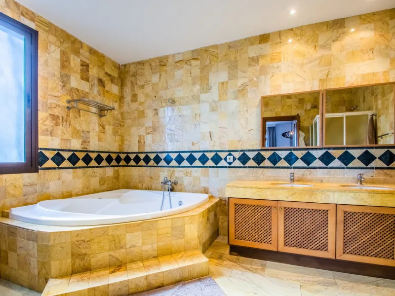 A stunning penthouse apartment which has been dramatically reduced in price and situated on the beachfront near to Estepona.