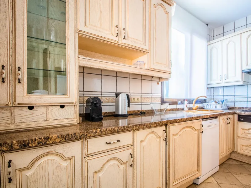 A stunning penthouse apartment which has been dramatically reduced in price and situated on the beachfront near to Estepona.