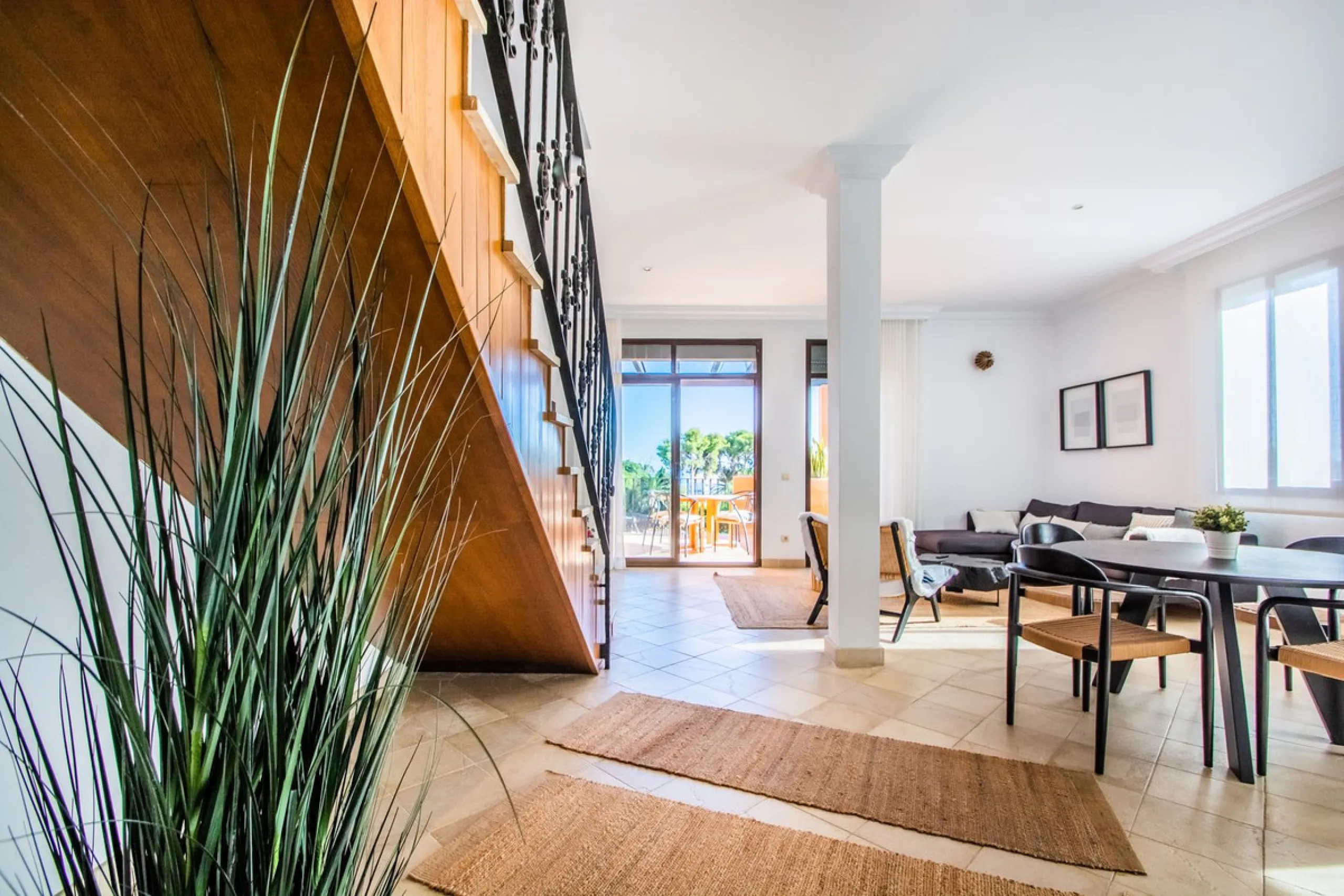 A stunning penthouse apartment which has been dramatically reduced in price and situated on the beachfront near to Estepona.