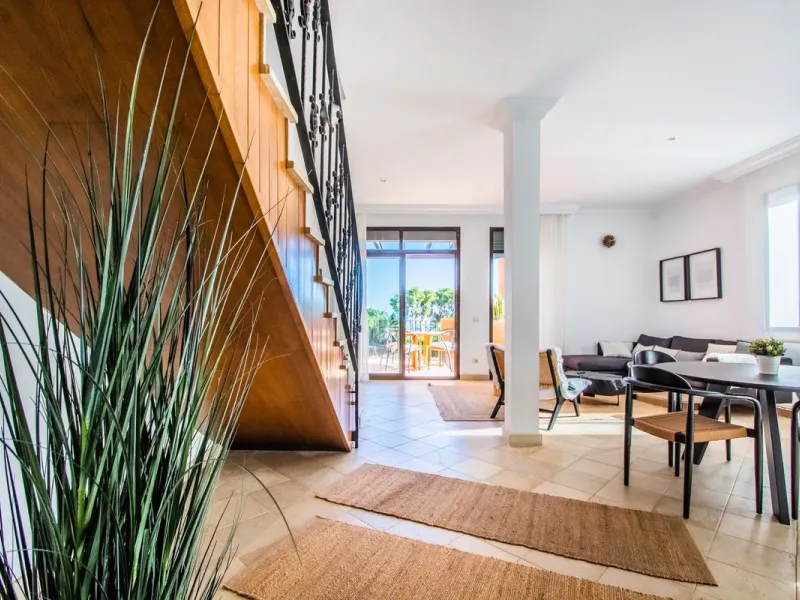 A stunning penthouse apartment which has been dramatically reduced in price and situated on the beachfront near to Estepona.