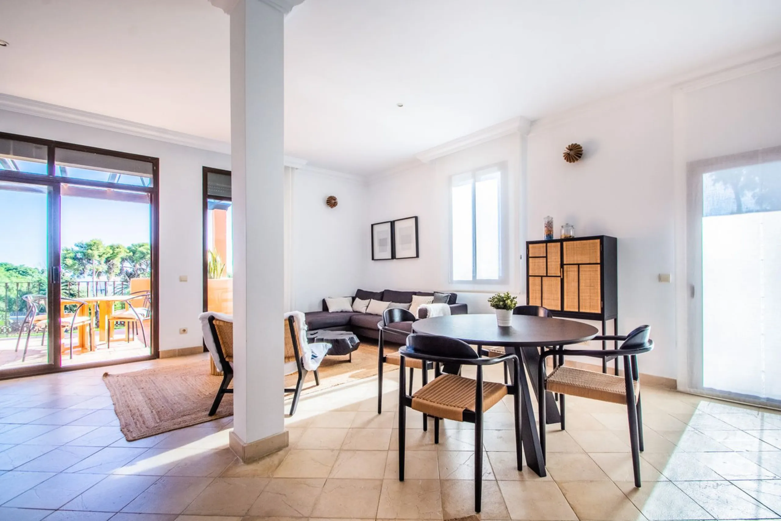 A stunning penthouse apartment which has been dramatically reduced in price and situated on the beachfront near to Estepona.