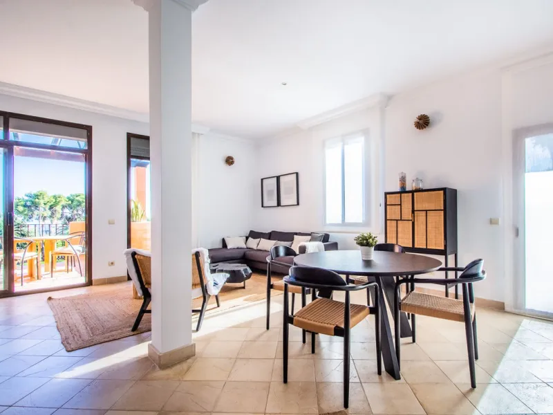 A stunning penthouse apartment which has been dramatically reduced in price and situated on the beachfront near to Estepona.