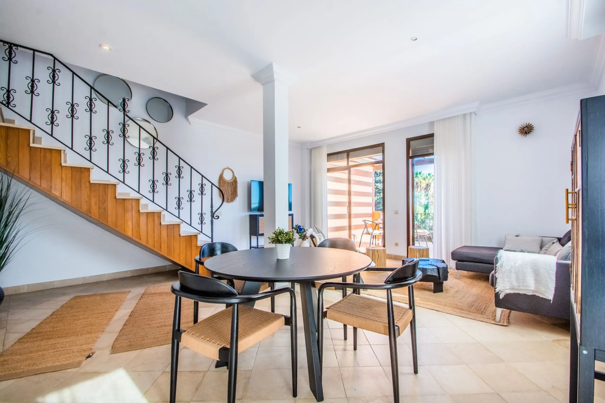 A stunning penthouse apartment which has been dramatically reduced in price and situated on the beachfront near to Estepona.