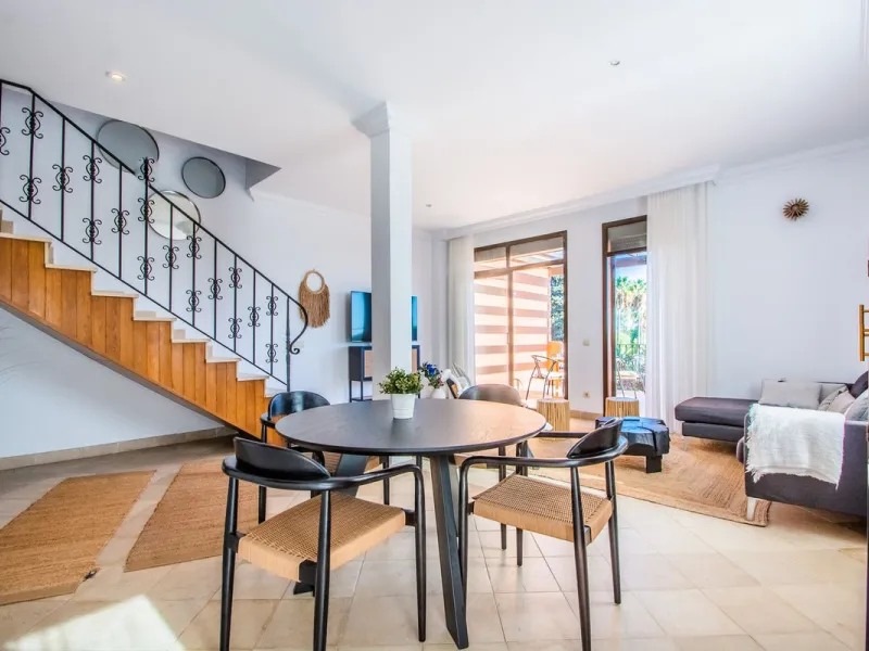 A stunning penthouse apartment which has been dramatically reduced in price and situated on the beachfront near to Estepona.