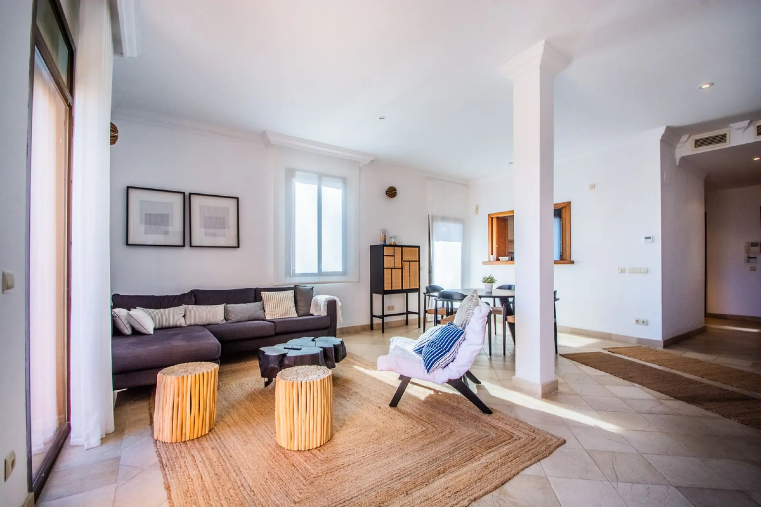 A stunning penthouse apartment which has been dramatically reduced in price and situated on the beachfront near to Estepona.