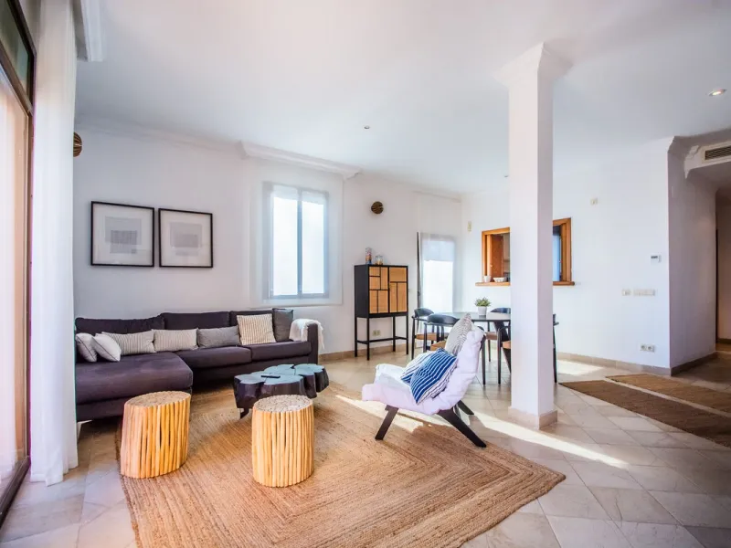 A stunning penthouse apartment which has been dramatically reduced in price and situated on the beachfront near to Estepona.