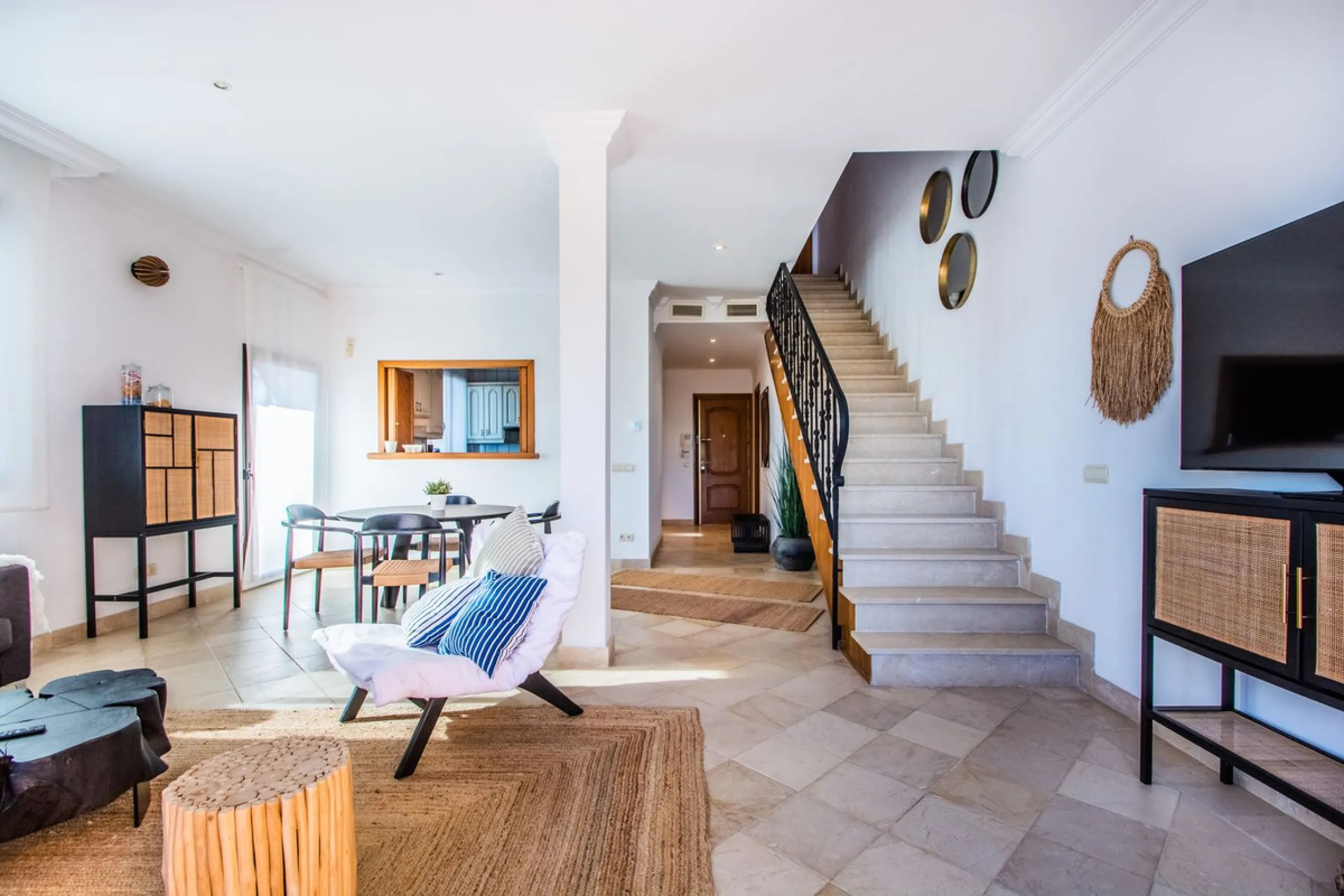 A stunning penthouse apartment which has been dramatically reduced in price and situated on the beachfront near to Estepona.